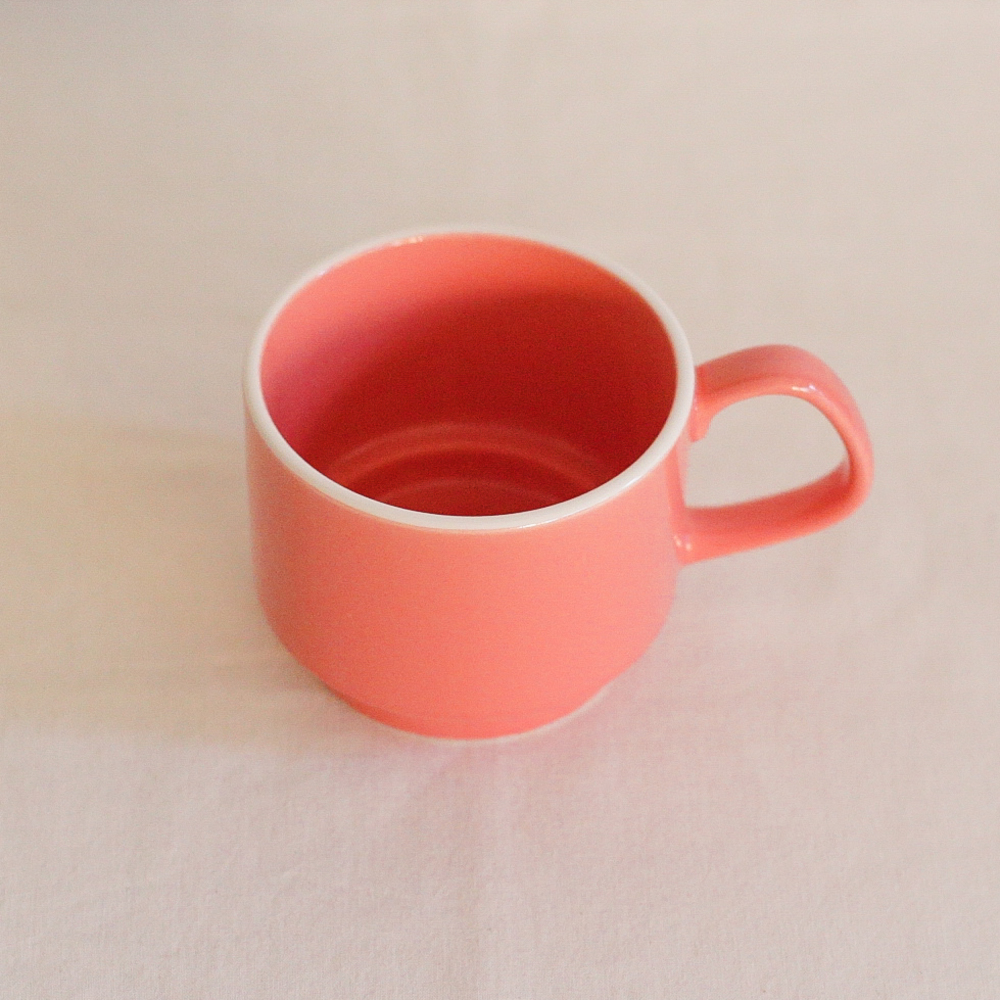 스태킹 머그컵과 그릇 분홍색