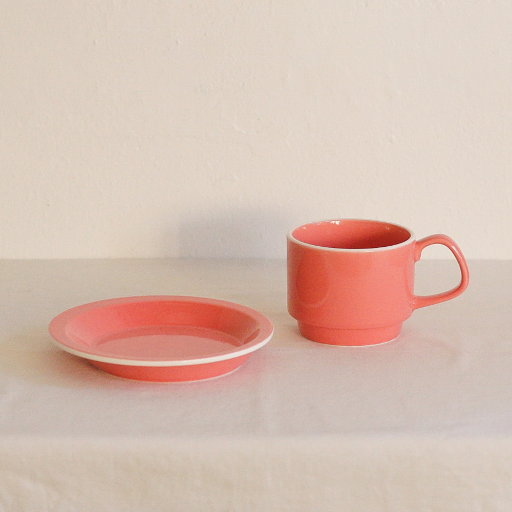스태킹 머그컵과 그릇 분홍색